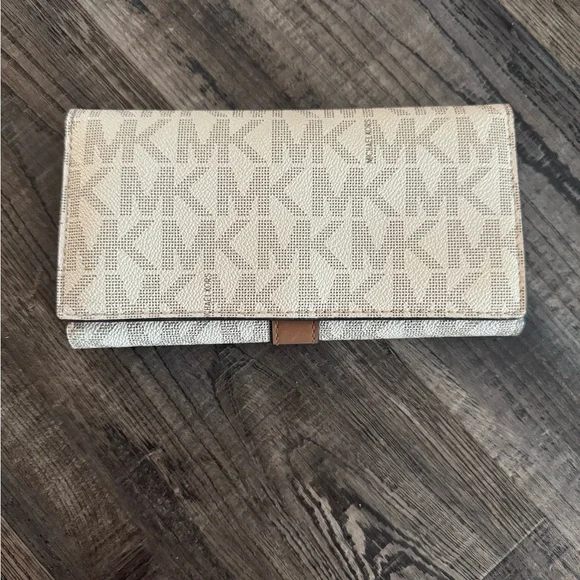 Michael Kors Cream and Tan Crossbody Bag with Wallet - Picture 10 of 12
